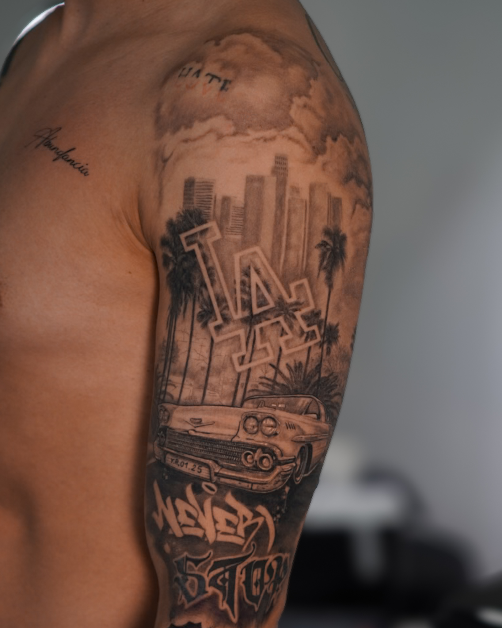 tatuaje realista con negro diluido logrando mayor integracion en la piel