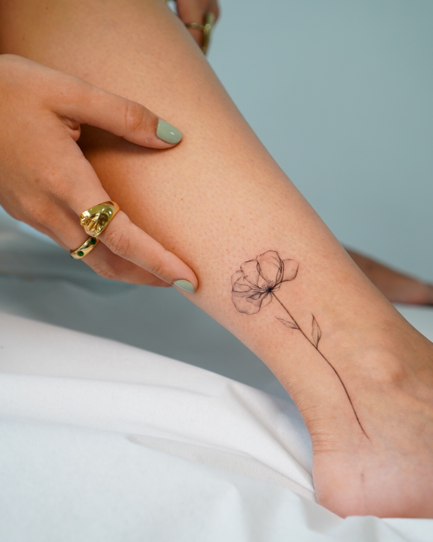 Tatuaje de línea fina delicado y elegante con diseño minimalista