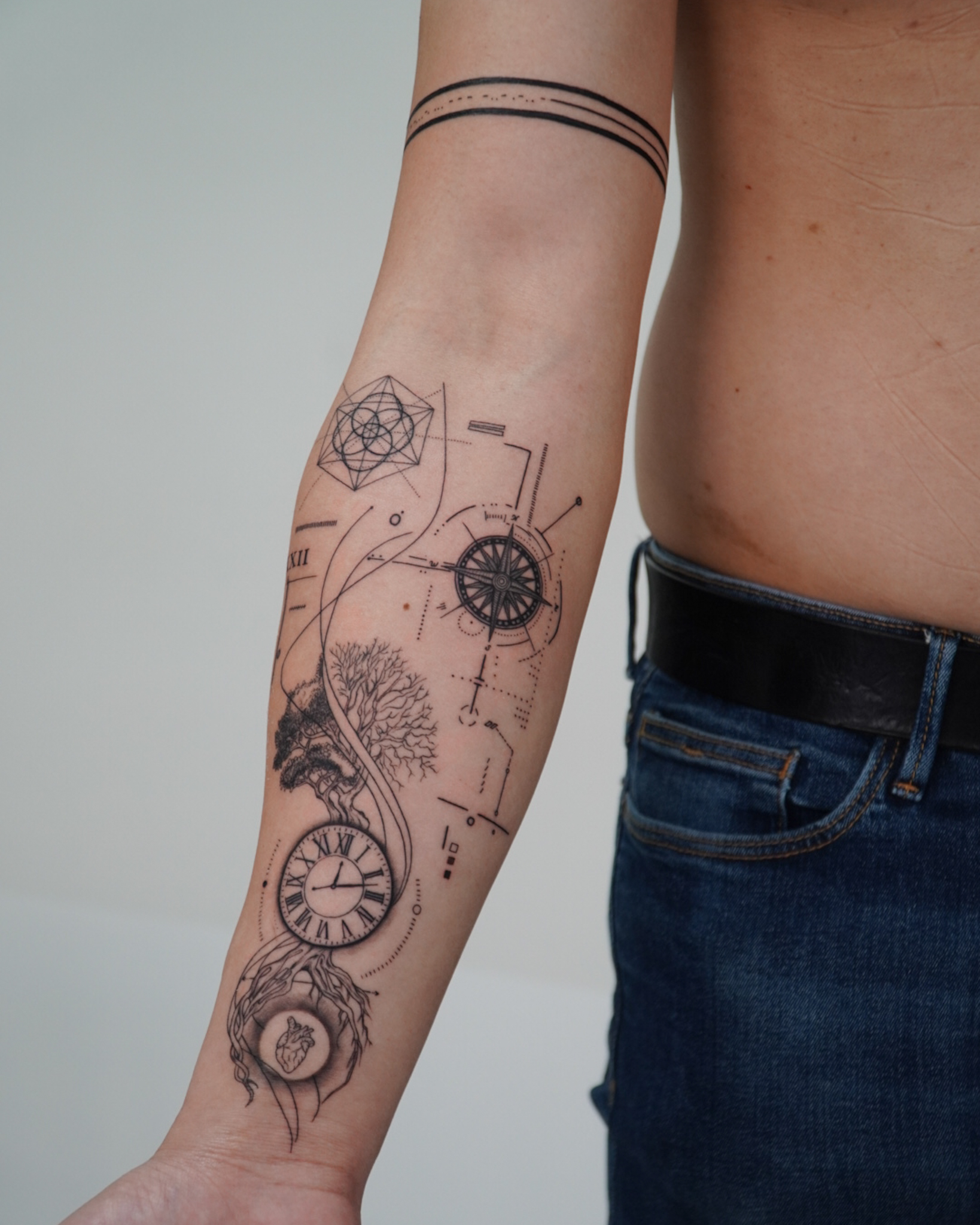 Tatuaje conceptual en microrealismo creado a partir de un proyecto personal con varios elementos simbólicos conectados